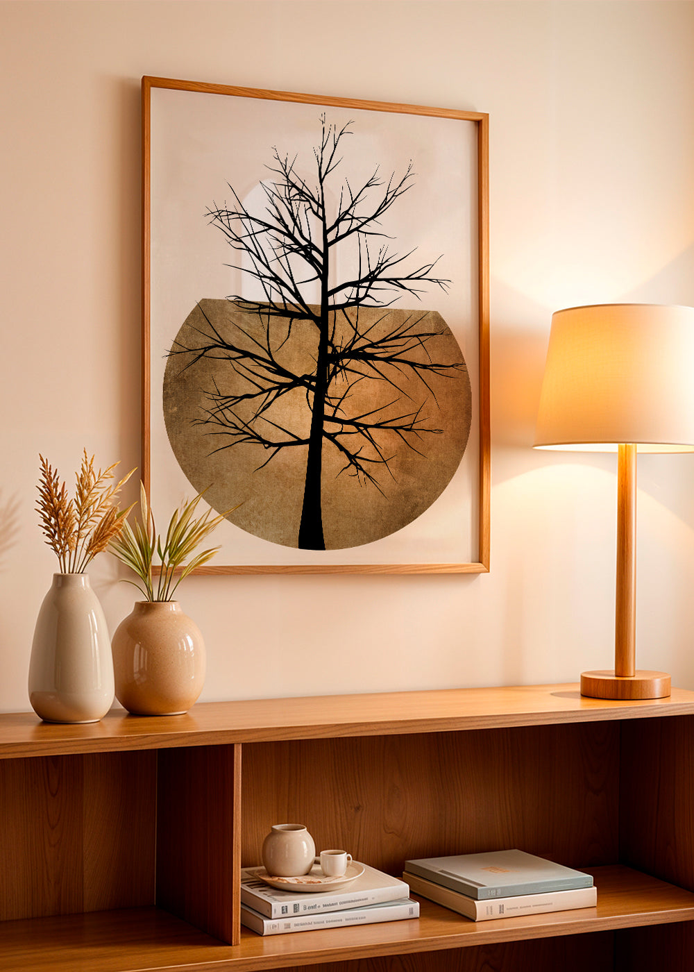 Botanisk plakat med træ-silhuet og gyldent disk