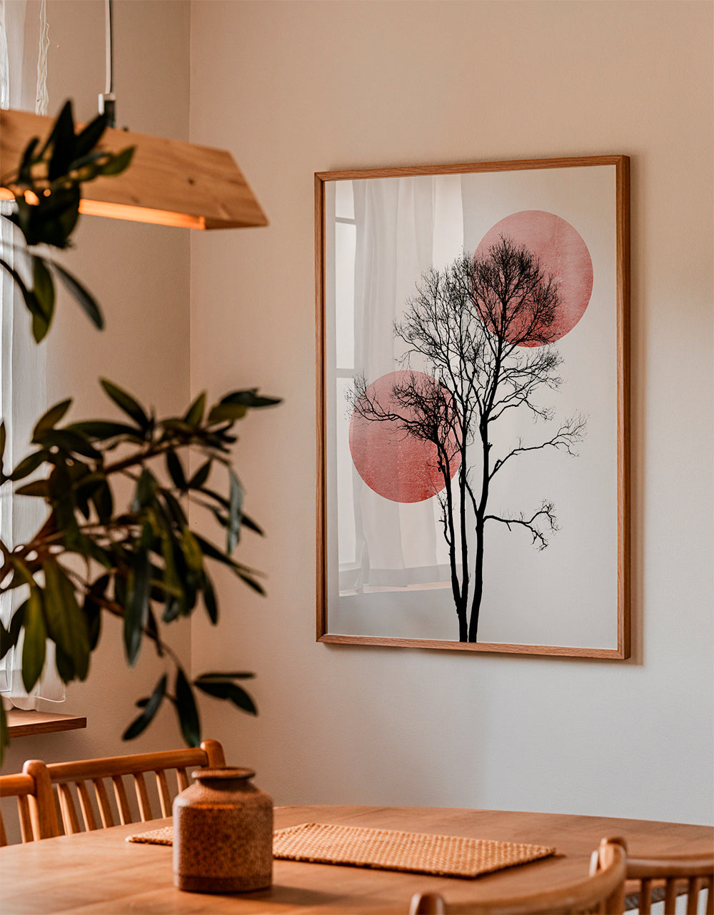Botanisk plakat: træ-silhuet med rosa cirkler