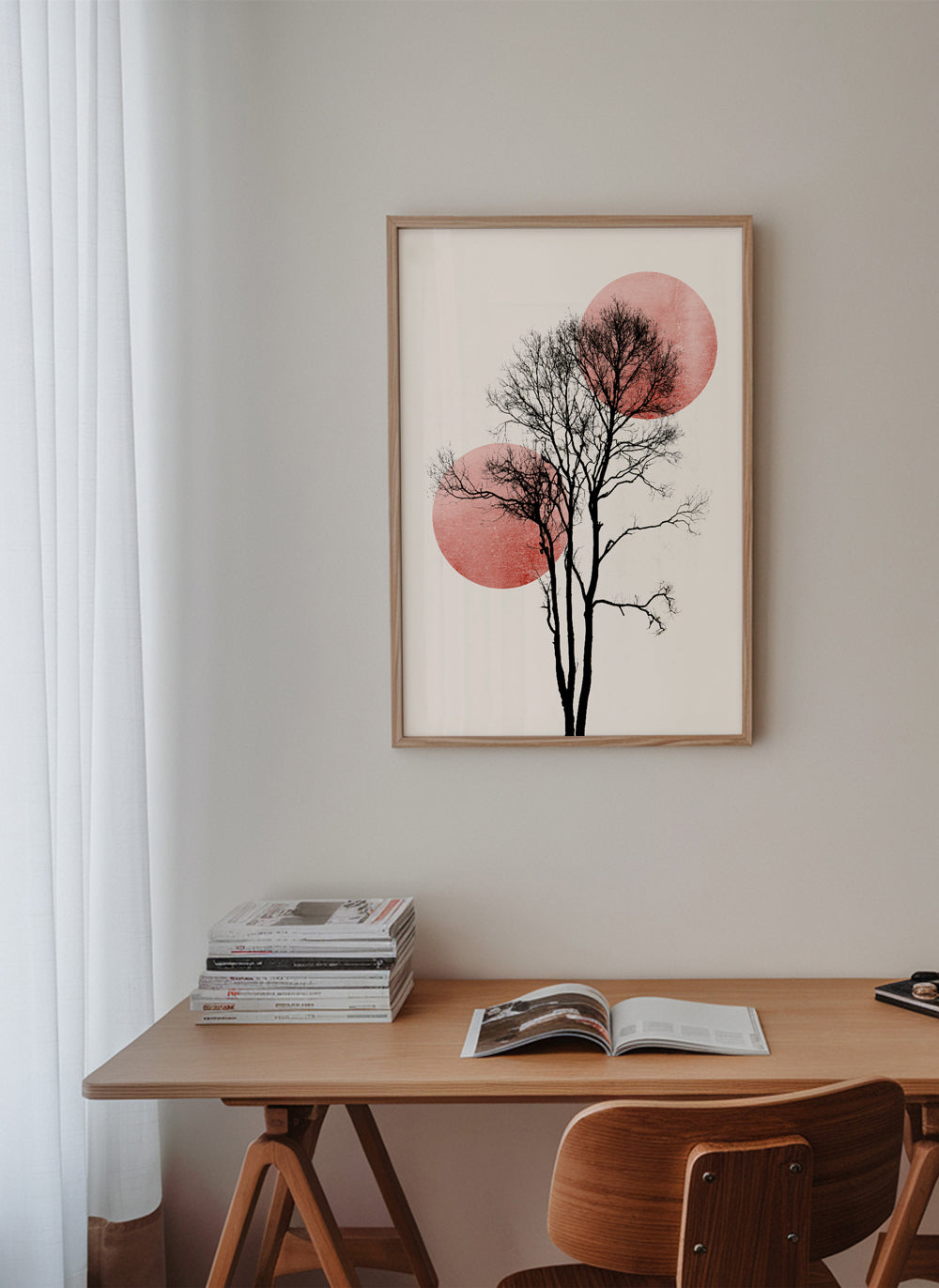 Botanisk plakat: træ-silhuet med rosa cirkler