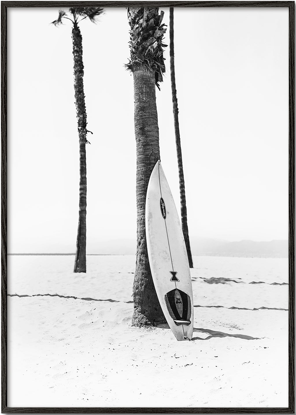 Sportkunst: surfbræt på stranden sort-hvid