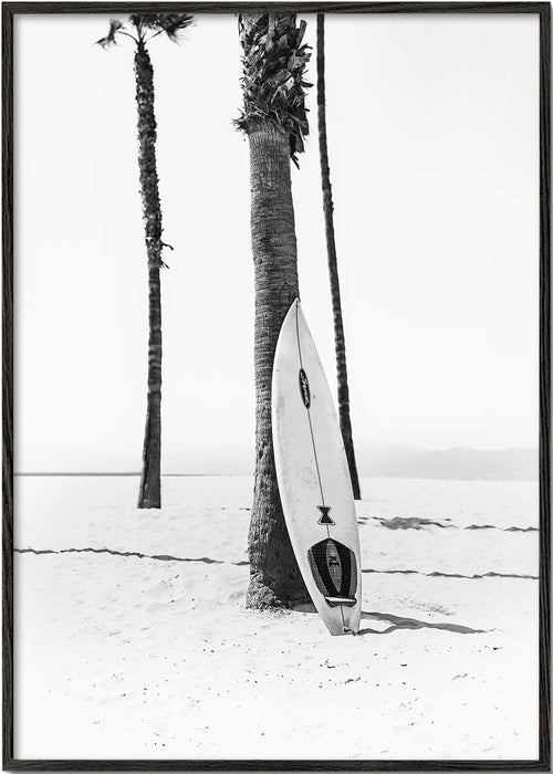 Sportkunst: surfbræt på stranden sort-hvid