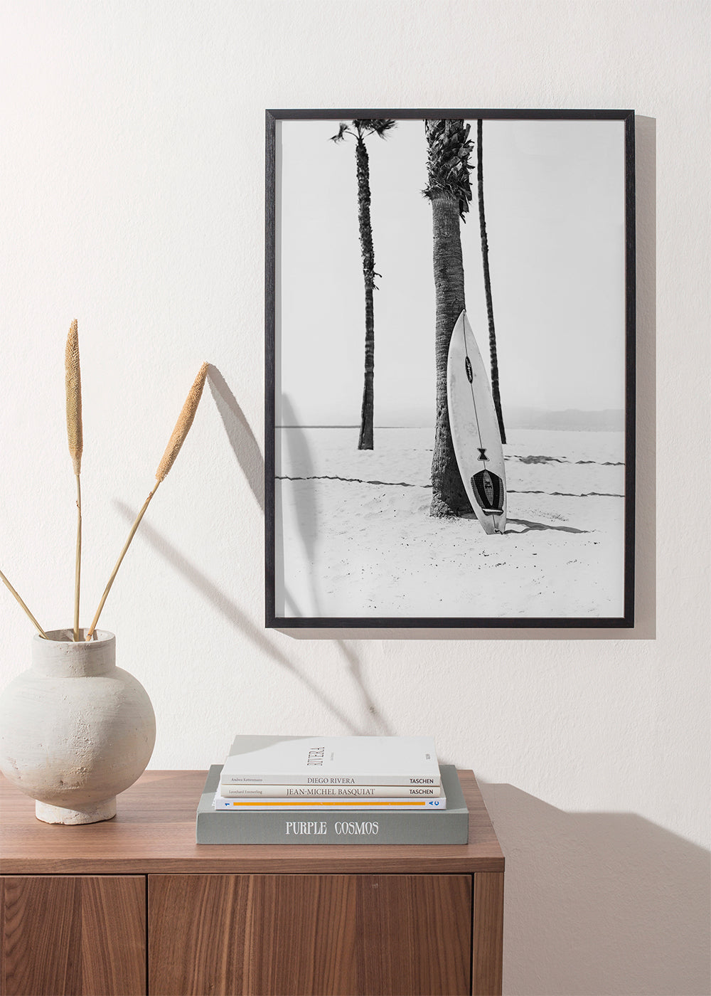 Sportkunst: surfbræt på stranden sort-hvid