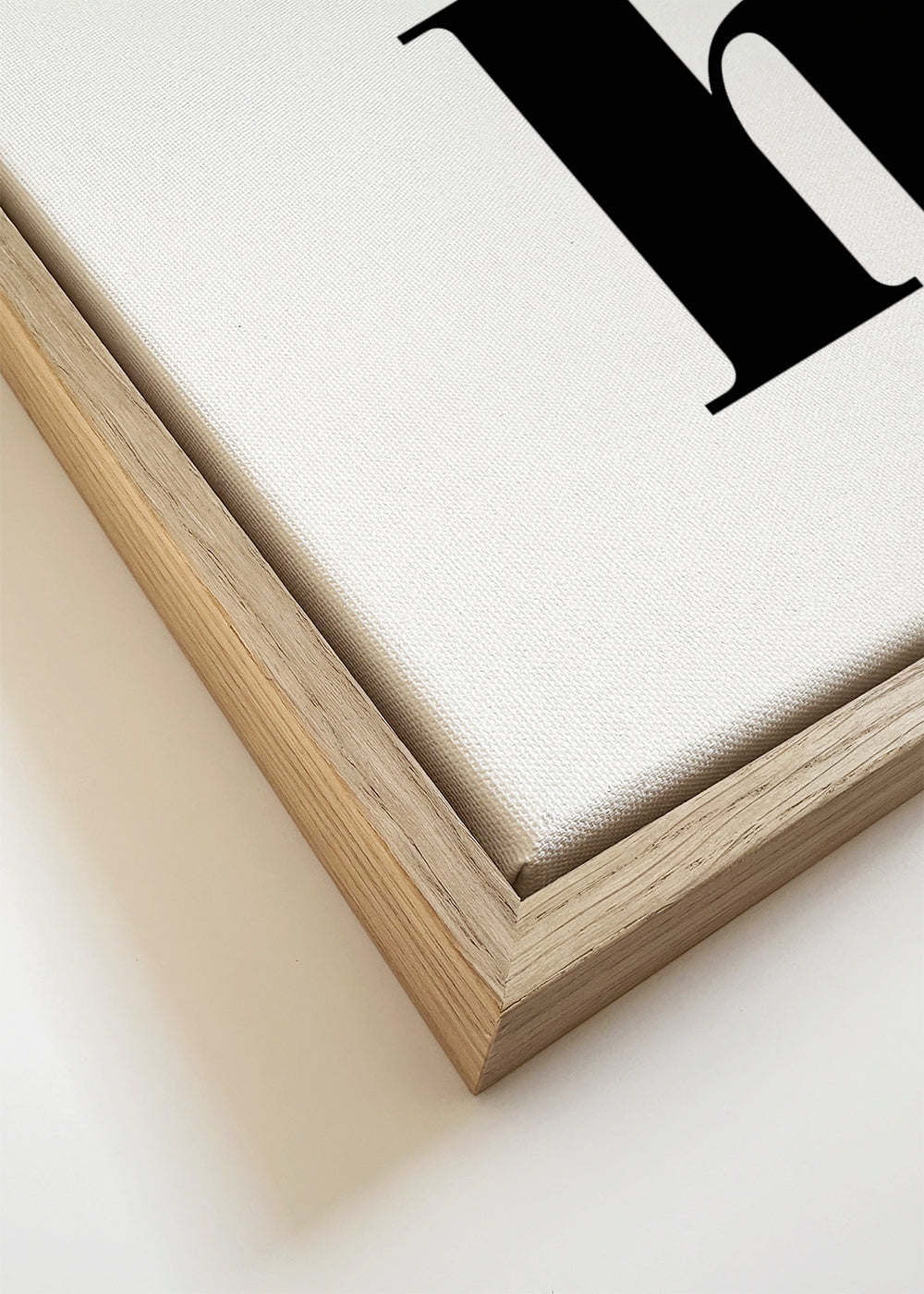 Minimalistisk design med 'hi.' i nederste hjørne