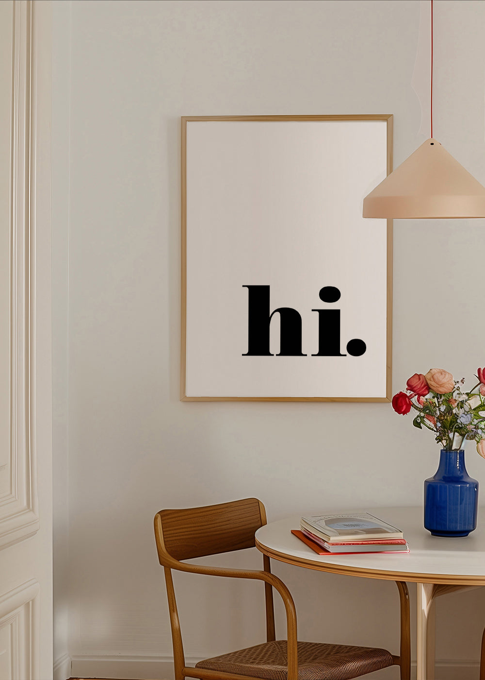 Minimalistisk design med 'hi.' i nederste hjørne