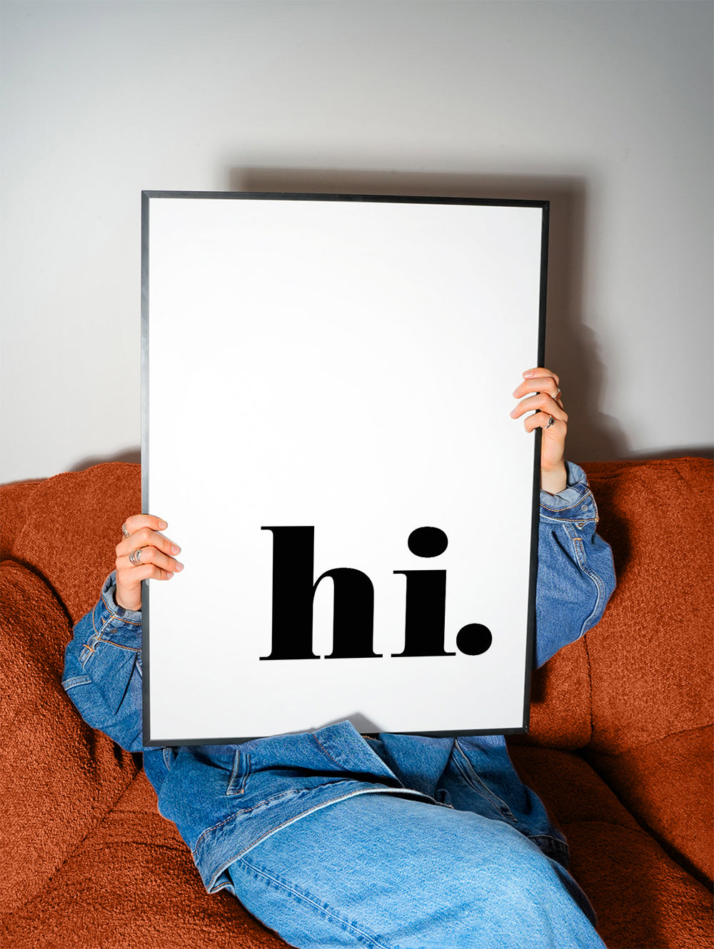 Minimalistisk design med 'hi.' i nederste hjørne