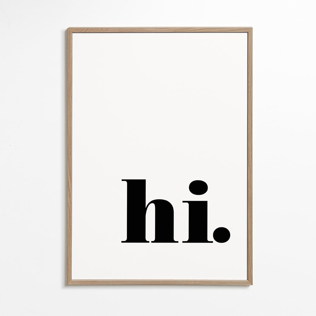 Minimalistisk design med 'hi.' i nederste hjørne