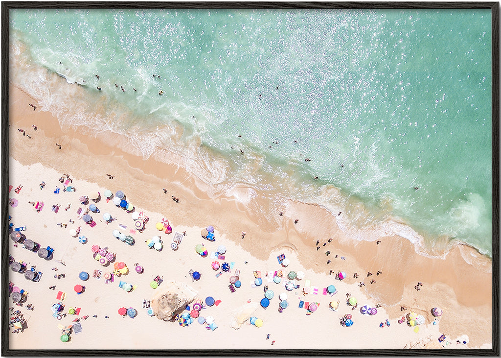 Landskabskunst — Luftfoto strand med farverige parasoller