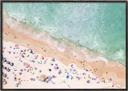 Landskabskunst — Luftfoto strand med farverige parasoller