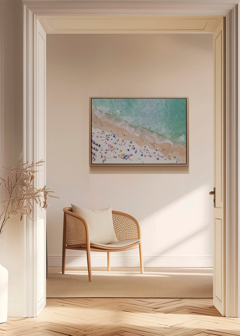 Landskabskunst — Luftfoto strand med farverige parasoller