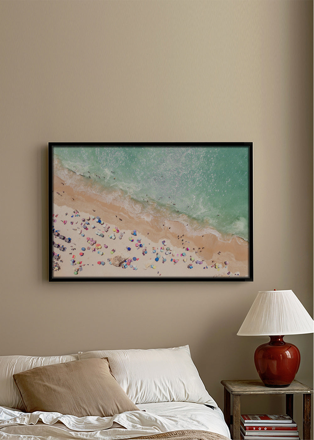 Landskabskunst — Luftfoto strand med farverige parasoller