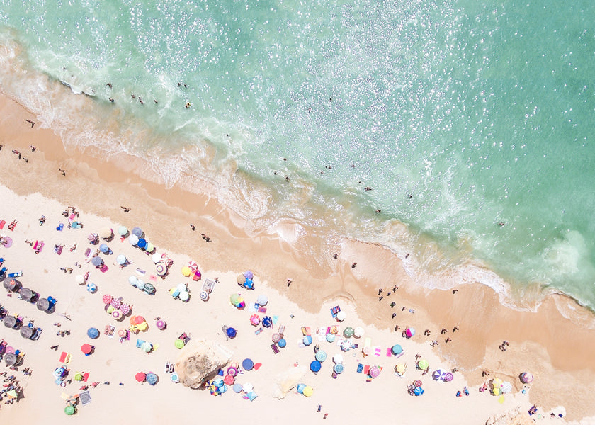Landskabskunst — Luftfoto strand med farverige parasoller