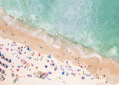 Landskabskunst — Luftfoto strand med farverige parasoller