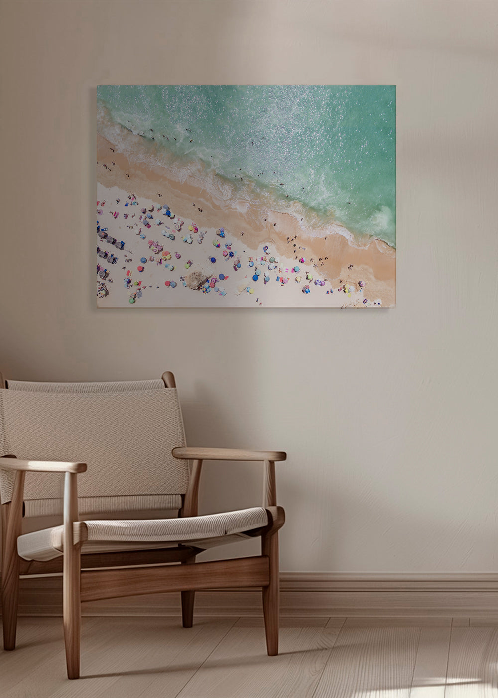 Landskabskunst — Luftfoto strand med farverige parasoller