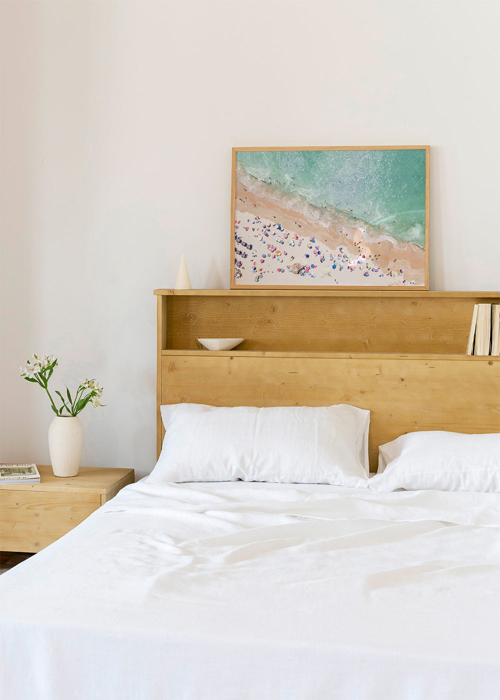 Landskabskunst — Luftfoto strand med farverige parasoller