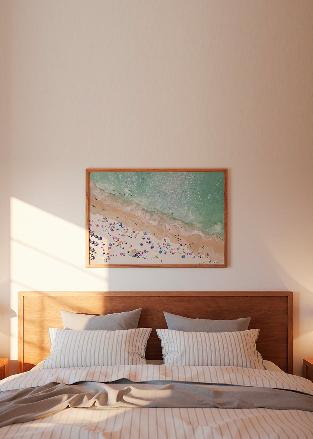 Landskabskunst — Luftfoto strand med farverige parasoller