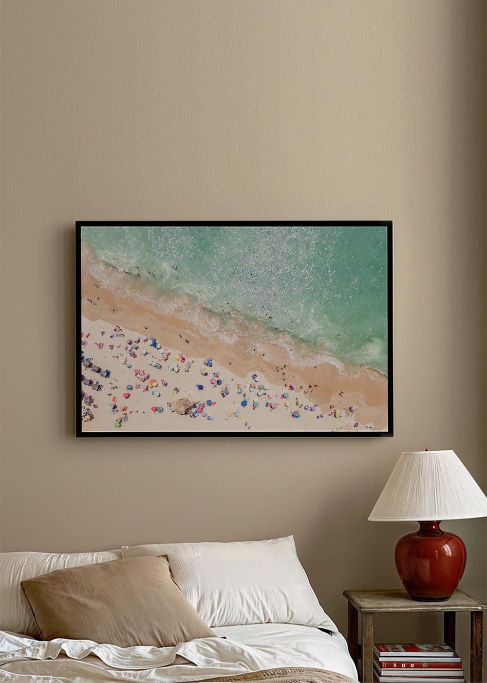 Landskabskunst — Luftfoto strand med farverige parasoller