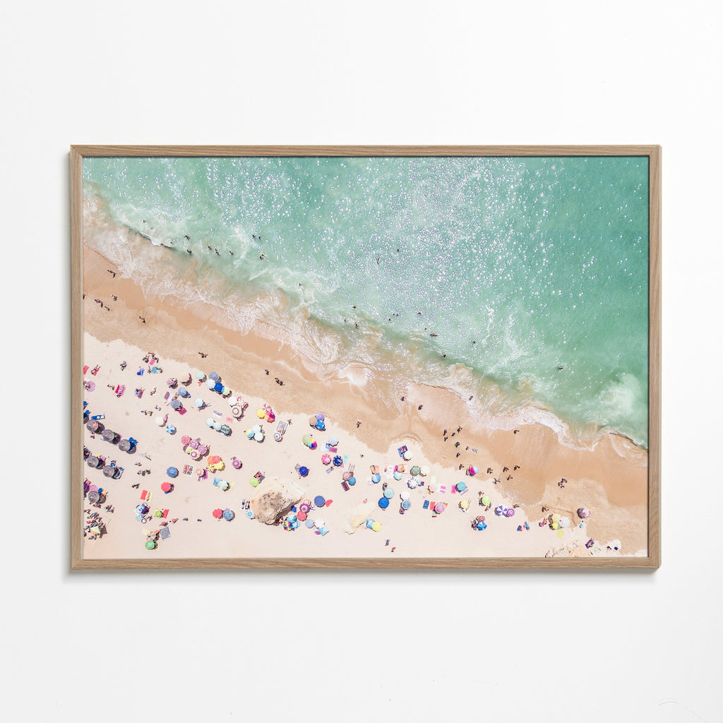 Landskabskunst — Luftfoto strand med farverige parasoller