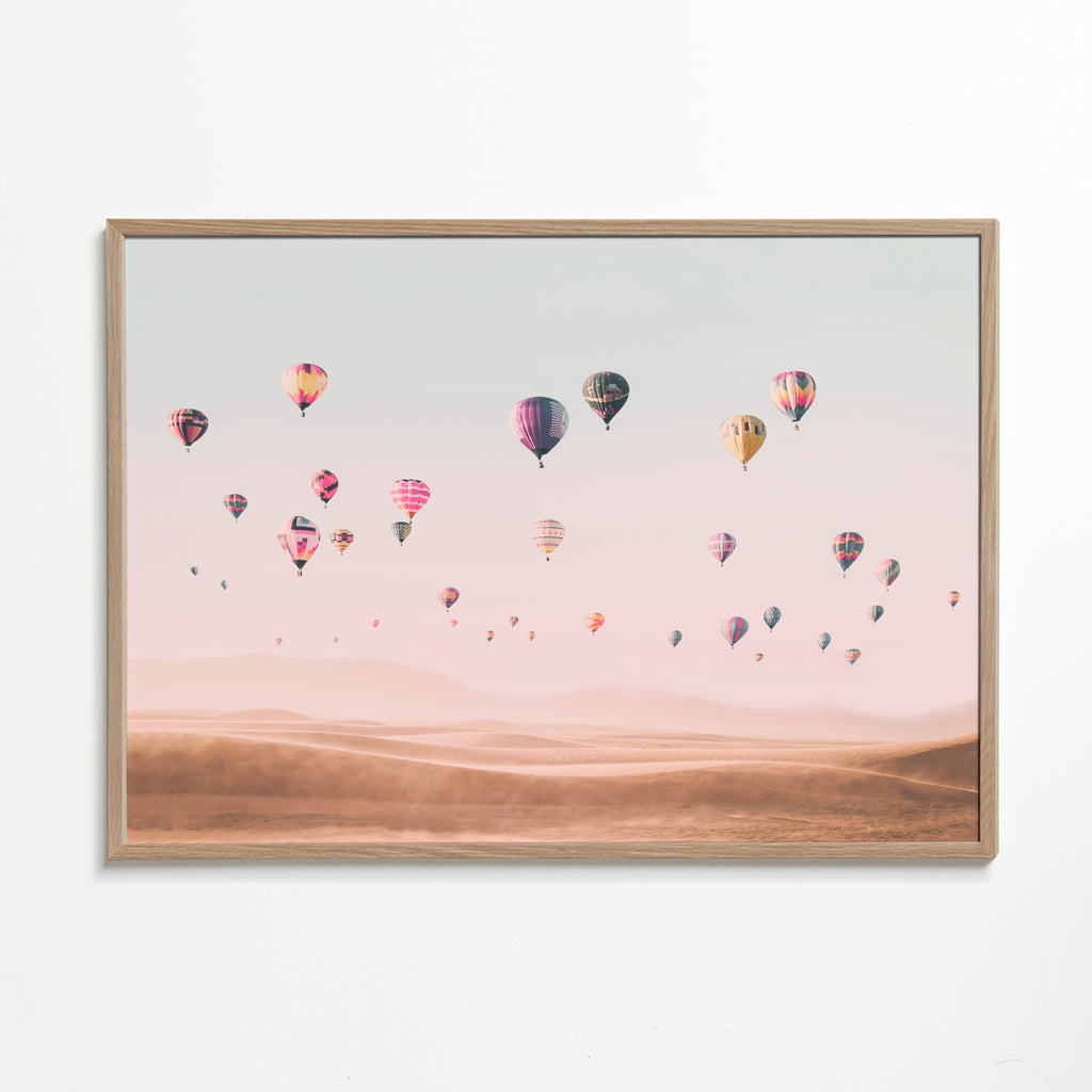 Landskab med varmluftballoner over klitter