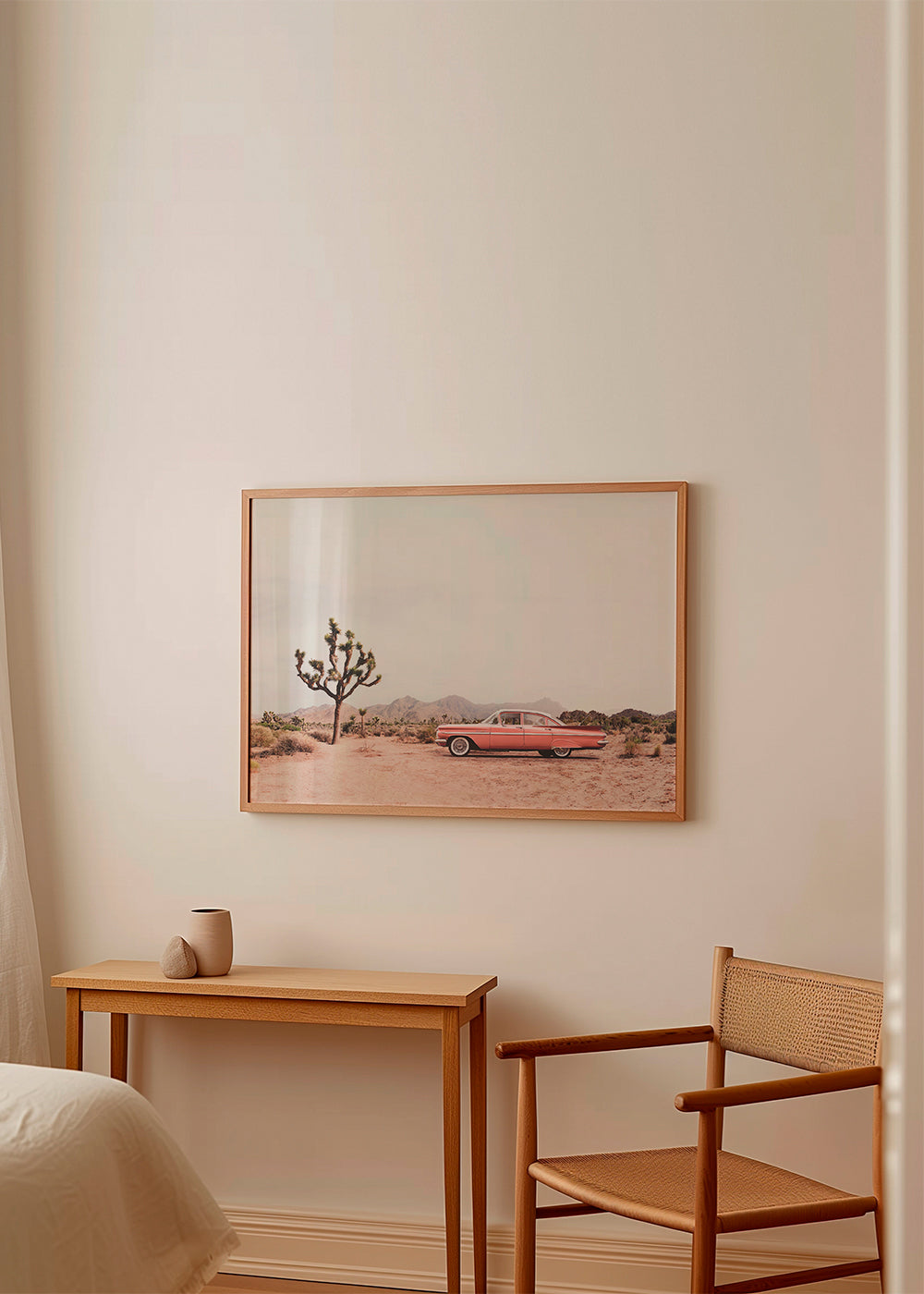 Landskabskunst med vintagebil i ørkenen