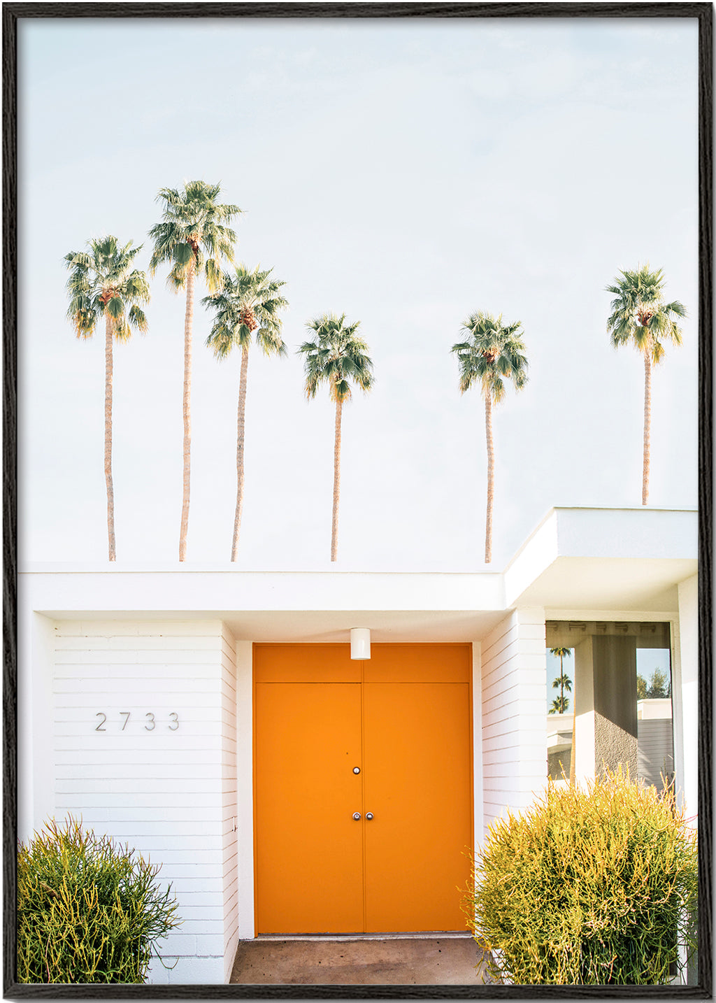 Minimal fotografi: orange dør med palmer