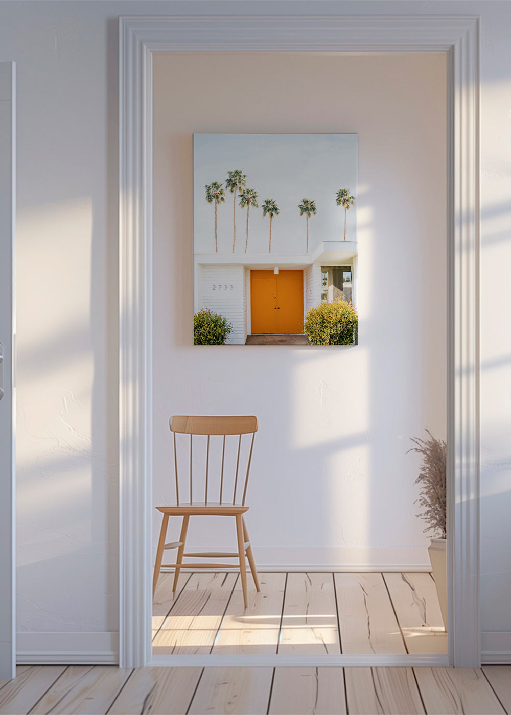 Minimal fotografi: orange dør med palmer