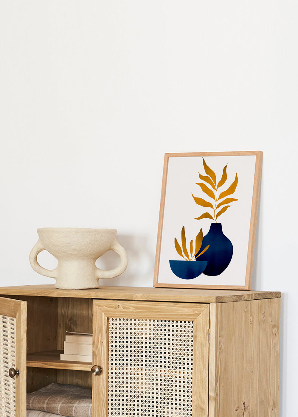Botanisk plakat gyldne blade og blaa vase