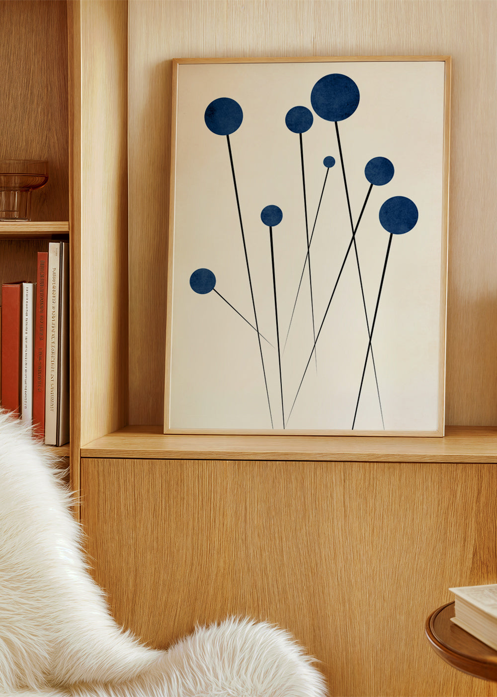 Botanisk plakat med blå kugler og tynde stilke