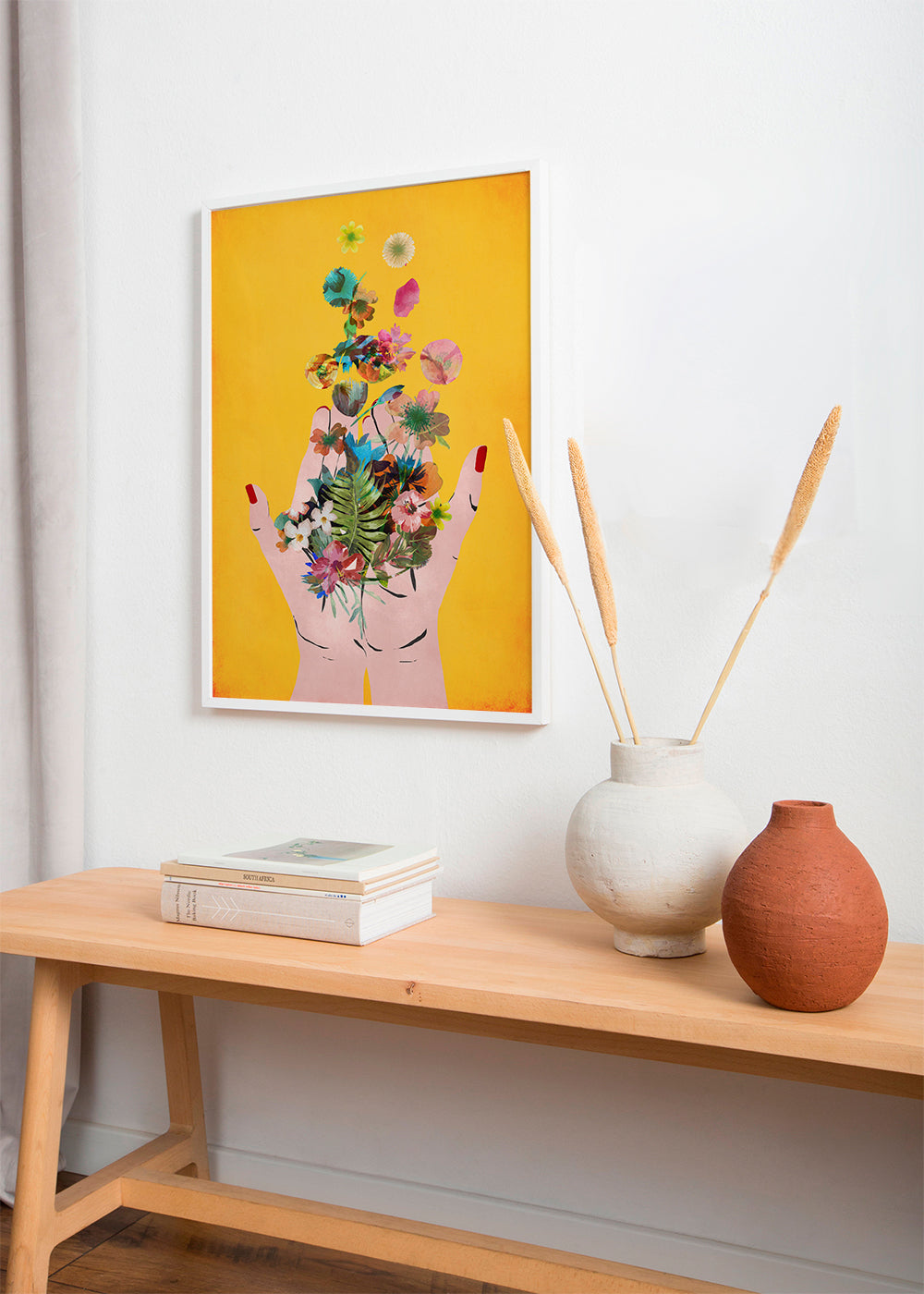 Botanisk plakat hænder med blomster på gul baggrund