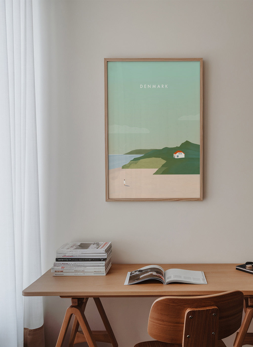 Minimalistisk landskabskunst med rødt tag
