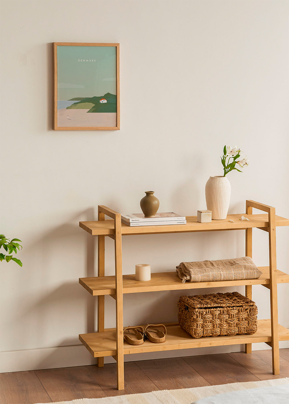 Minimalistisk landskabskunst med rødt tag