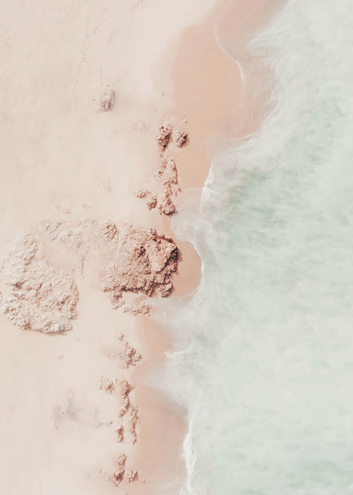 Landskabskunst: kyst fra luften med rosa sand
