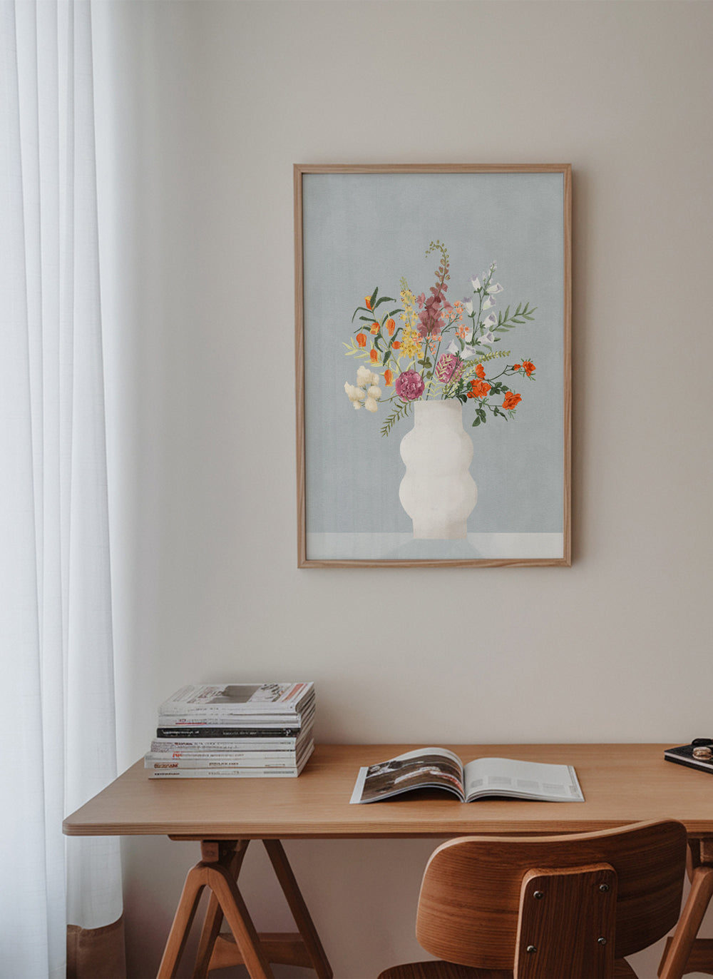 Botanisk plakat med vase og farverigt buket