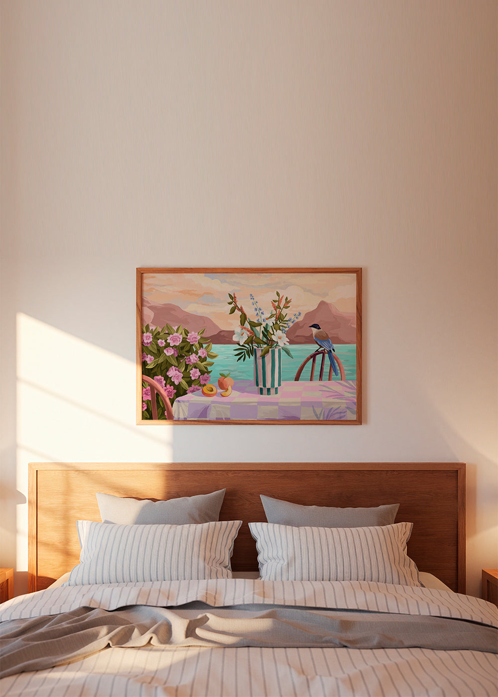 Botanisk plakat med vase og frugt ved havet