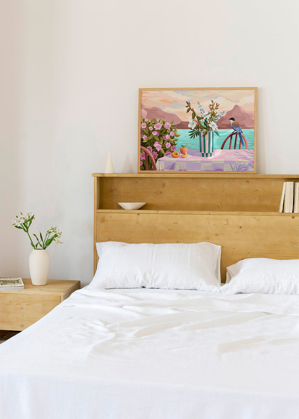 Botanisk plakat med vase og frugt ved havet