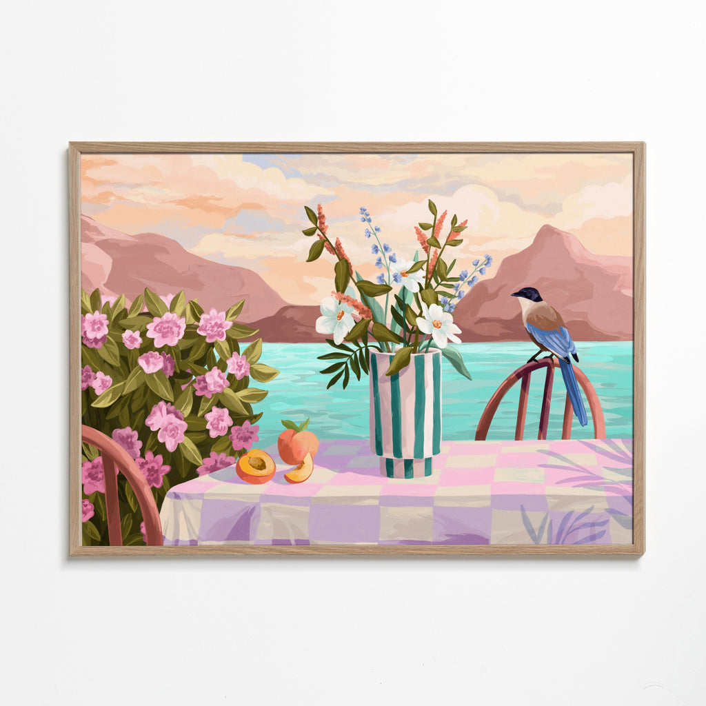 Botanisk plakat med vase og frugt ved havet