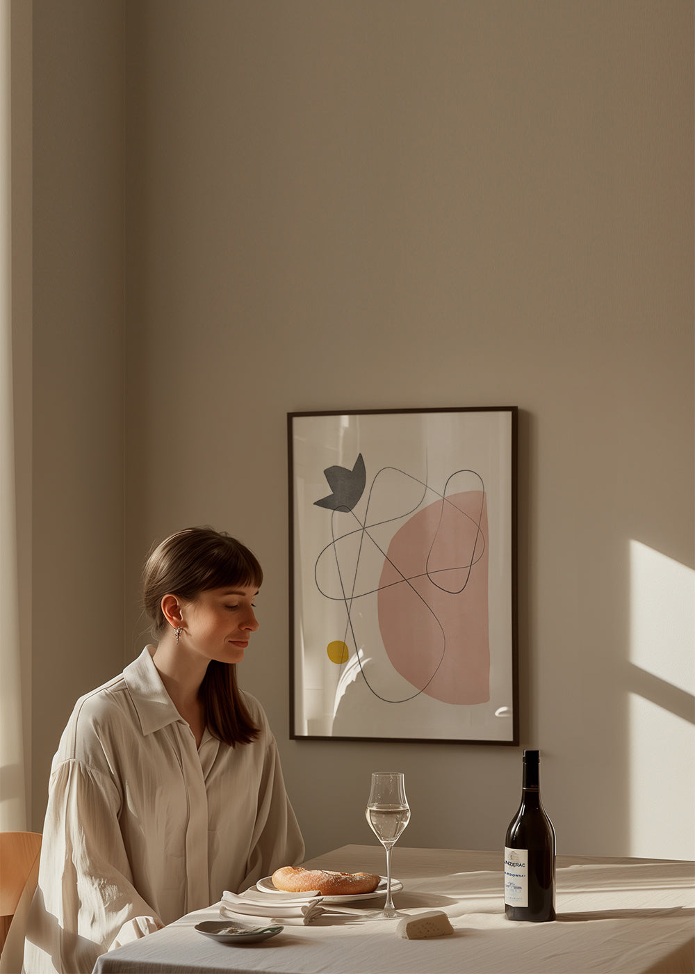 Abstrakt kunst med rosa form og linjetryk