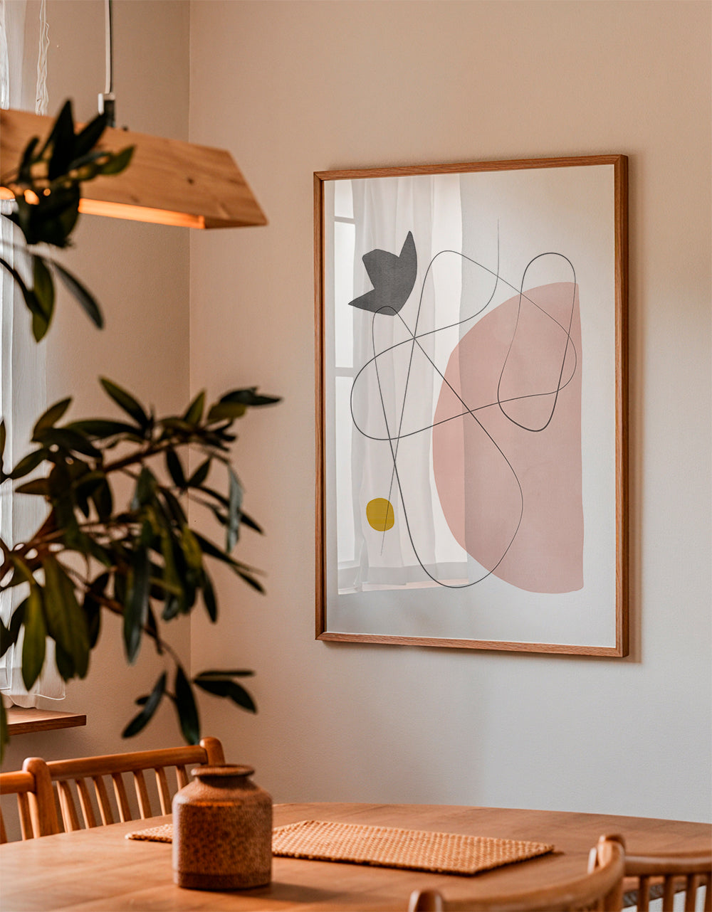 Abstrakt kunst med rosa form og linjetryk