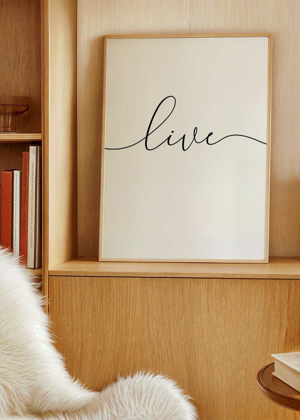 Minimalistisk plakat med teksten 'Live'