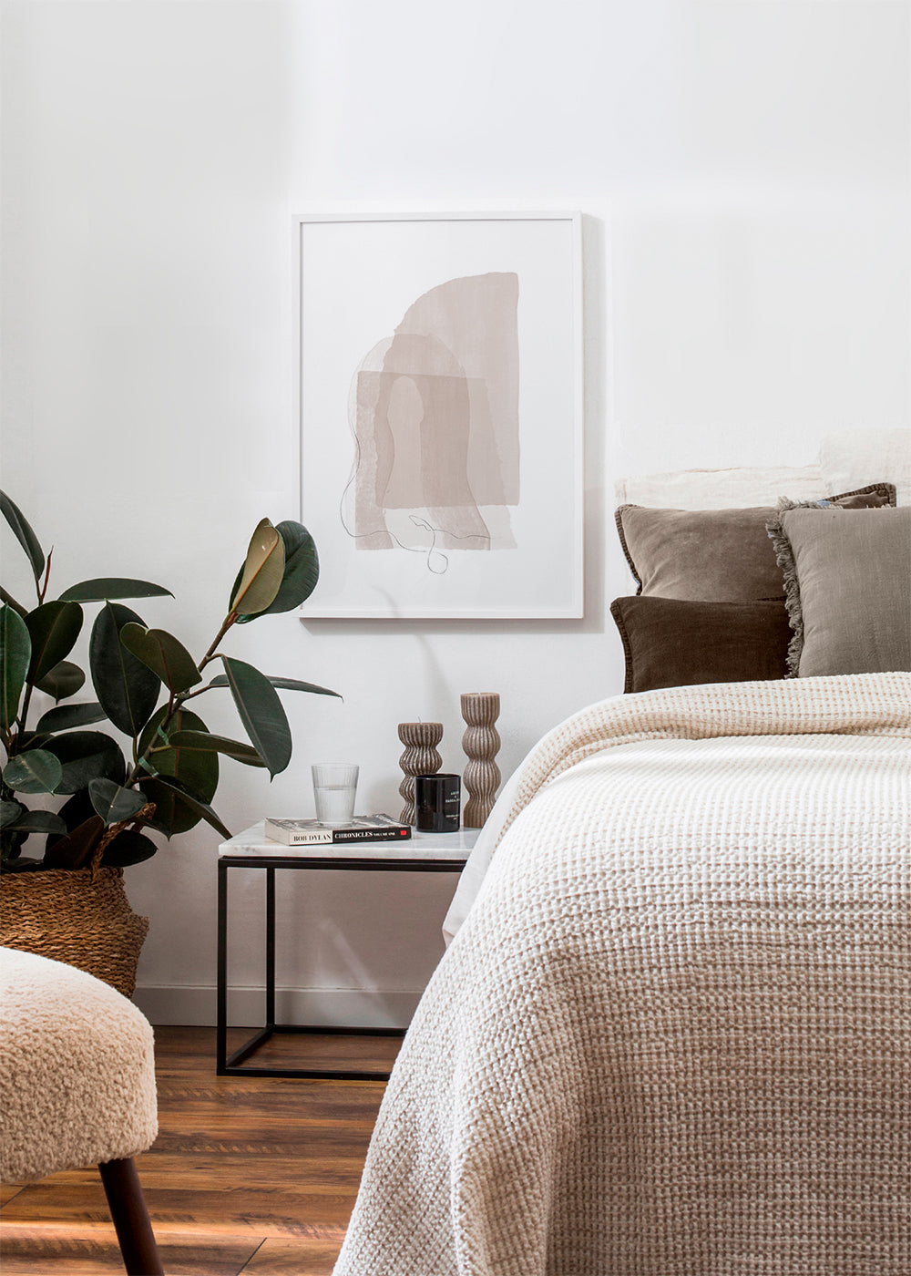 Minimalistisk plakat i neutrale toner med fine streger