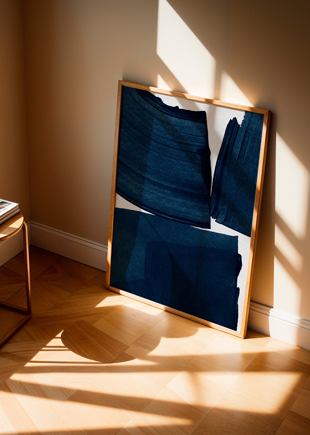 Minimalistisk maleri med blå penselstrøg