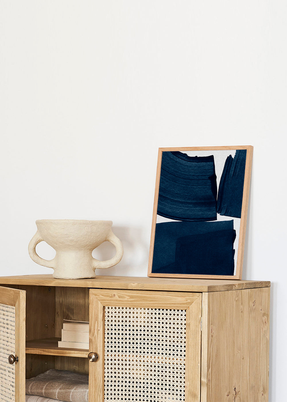 Minimalistisk maleri med blå penselstrøg