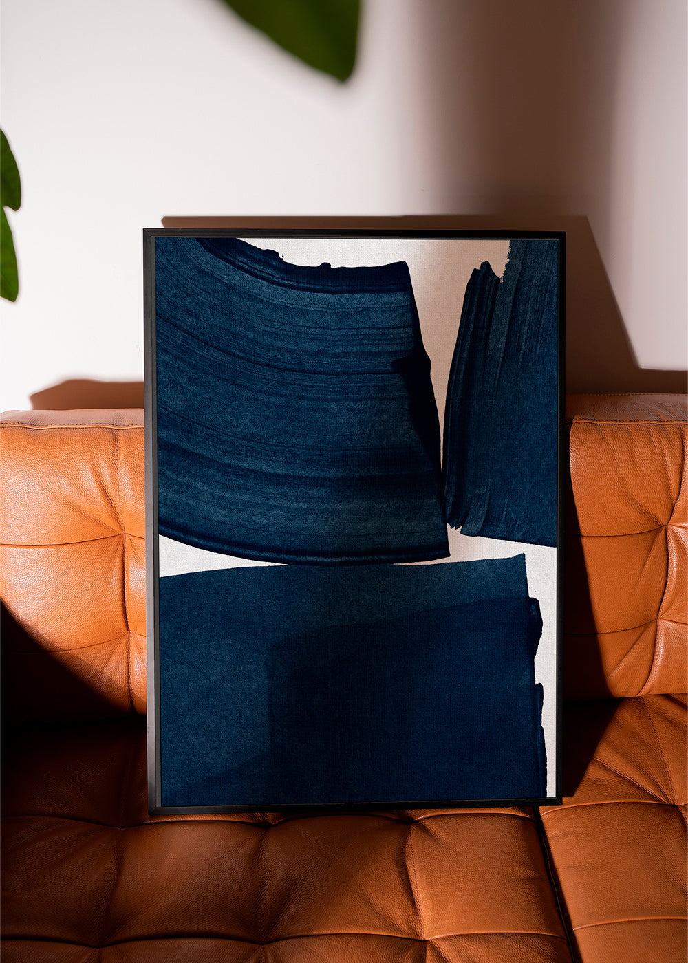 Minimalistisk maleri med blå penselstrøg