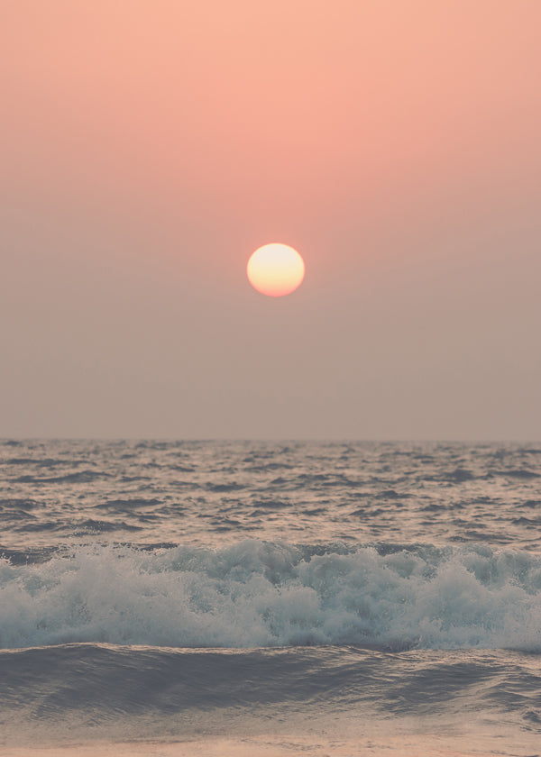 Landskabskunst: rosa solnedgang over havet