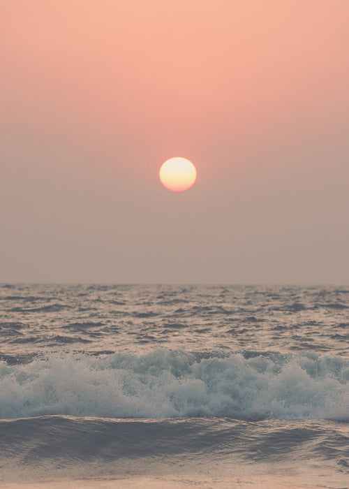 Landskabskunst: rosa solnedgang over havet