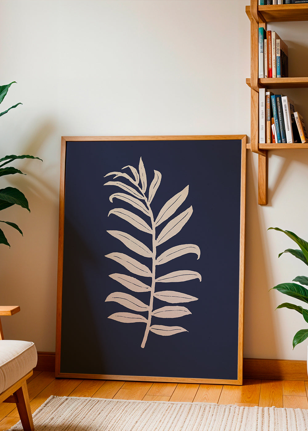 Botanisk plakat: palmeblad på dybblå baggrund