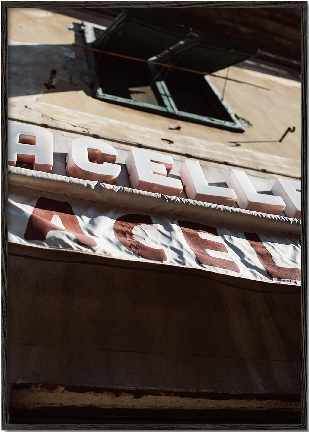 Vintage skiltfoto med slidt facade