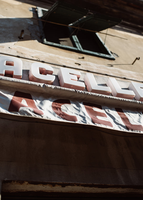 Vintage skiltfoto med slidt facade