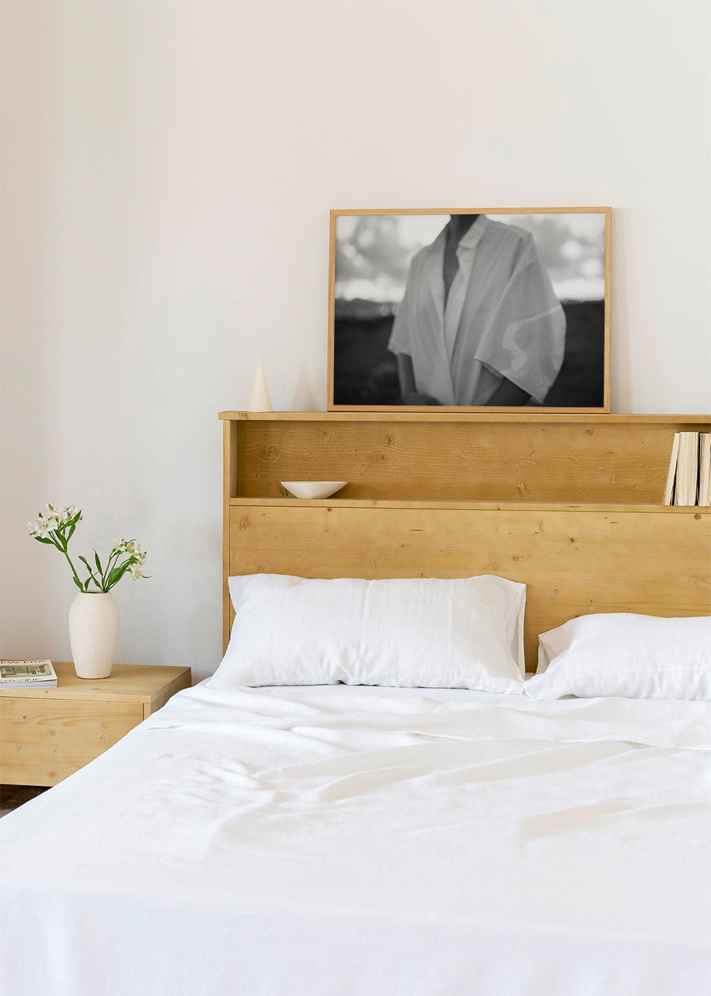 Intim sort-hvid torsofotografi med skjorte