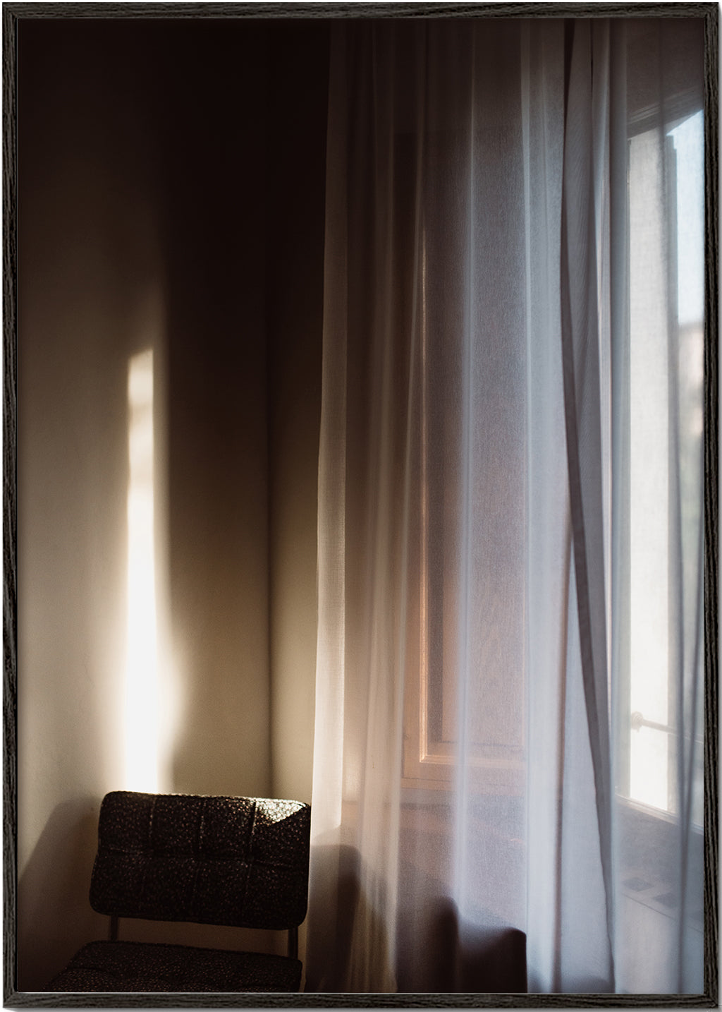 Fotografi af vindue og gardin med blødt lys