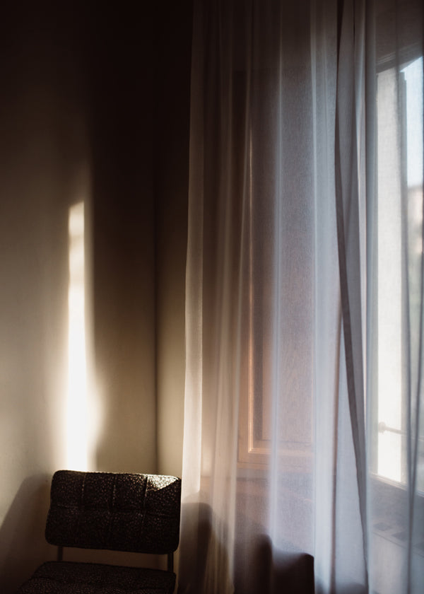 Fotografi af vindue og gardin med blødt lys